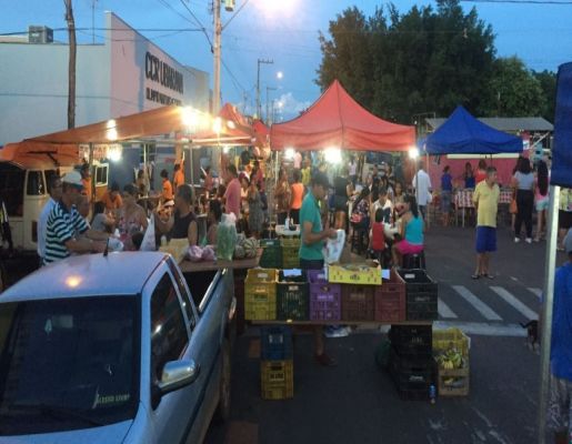 Barracas diversas de Gastronomia, frutas, legumes, verduras e artesanato são montadas na Avenida Francisco Pinheiro, de frente a Igreja Matriz - Local Praça da Matriz